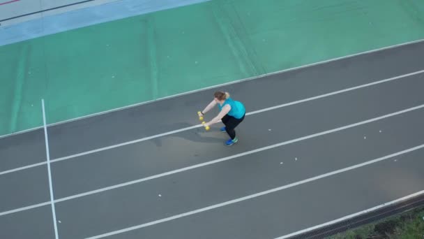 Снимок дрона плюс размер женщины упражнения на открытом воздухе
 - Кадры, видео