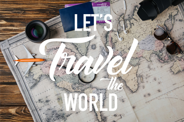 büyüteç üst görünümü, küçük model uçak, güneş gözlüğü, fotoğraf kamerası, lens ve harita üzerinde biniş kartı ile pasaport ile dünya illüstrasyon seyahat sağlar - Fotoğraf, Görsel
