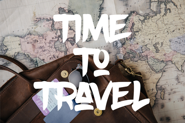 felülnézet a bőr táska útlevél, jegy, napszemüveg és Térkép az idő, hogy utazási illusztráció - Fotó, kép