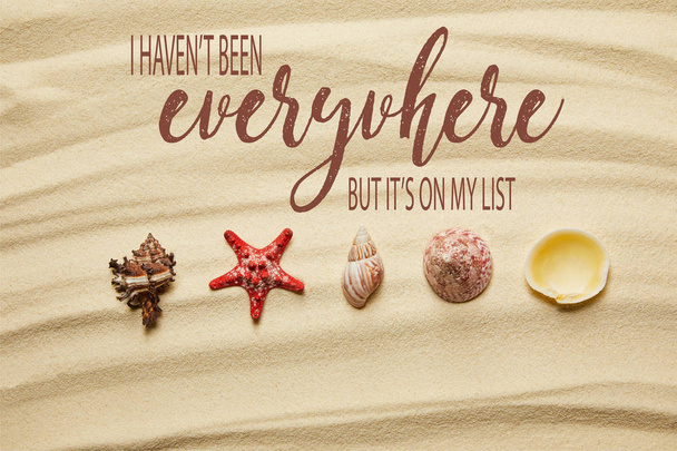 夏の砂浜で貝殻と赤いヒトデの平らなレイは、私はどこにでも行っていないが、それは私のリストに入っています - 写真・画像