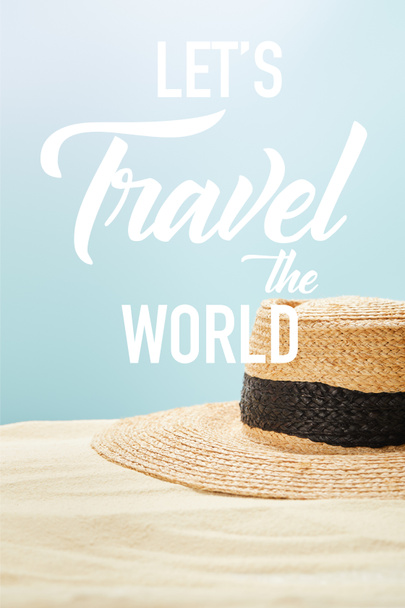 foco seletivo de chapéu de palha na areia dourada no verão isolado no azul com permite viajar a ilustração mundial
 - Foto, Imagem