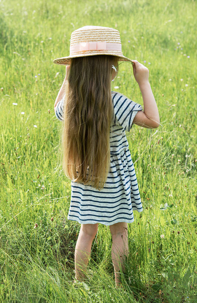 söpö pieni tyttö pellolla
 - Valokuva, kuva