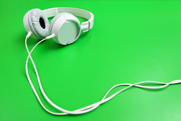 Навушники на зеленому фоні
 - Фото, зображення