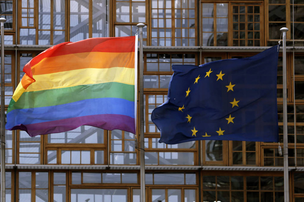 Bandera de la Unión Europea y bandera del orgullo LGBT, Bruselas
 - Foto, imagen