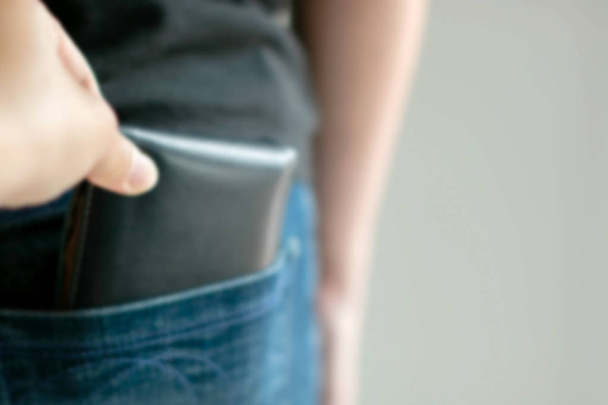 Image floue du porte-monnaie pickpocket de la poche en jean de quelqu'un
. - Photo, image