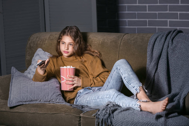 Tiener meisje kijkt TV 's nachts - Foto, afbeelding