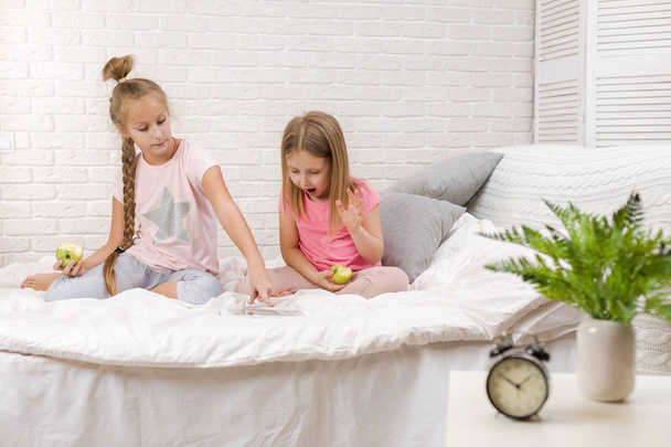 two little kids girls play in the bedroom - Φωτογραφία, εικόνα