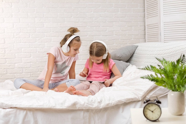 two little kids girls play in the bedroom - Zdjęcie, obraz