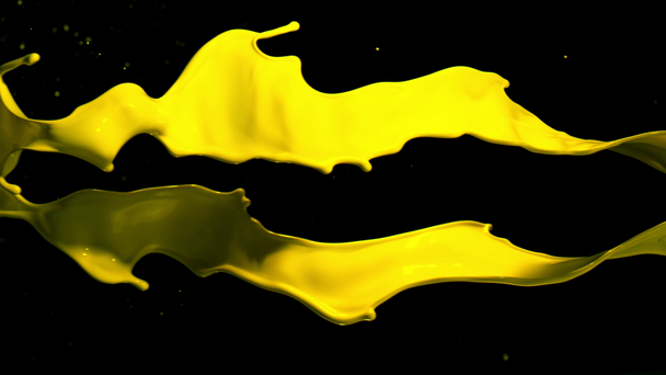 Super lassú mozgását fröccsenő sárga festék elszigetelt fekete háttér. Forgatták a nagyon nagy sebességű kamera, 1000 FPS. - Felvétel, videó