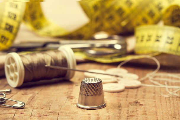 Ножиці, швейна нитка та швейна фурнітура
 - Фото, зображення