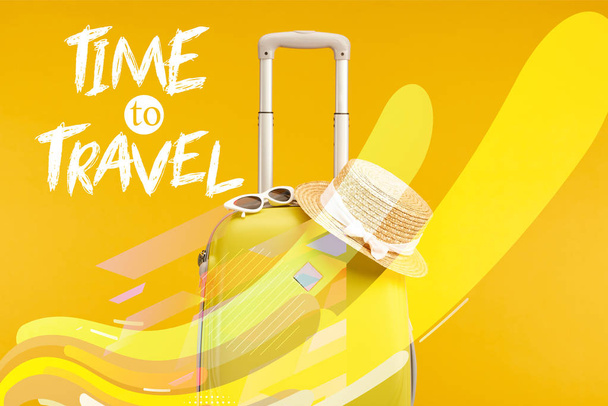 żółta kolorowa torba podróżna z okularami przeciwsłonecznymi i słomkowym kapeluszem odizolowana na żółto z czasem do podróży ilustracja  - Zdjęcie, obraz
