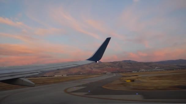 Φεύγοντας από το αεροδρόμιο sal Lake City από την άσφαλτο στο ηλιοβασίλεμα - Πλάνα, βίντεο