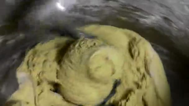 Ciasto maszynowe proces ugniatania dla organicznych nie GMO chleb bez wypełniaczy i konserwantów. - Materiał filmowy, wideo