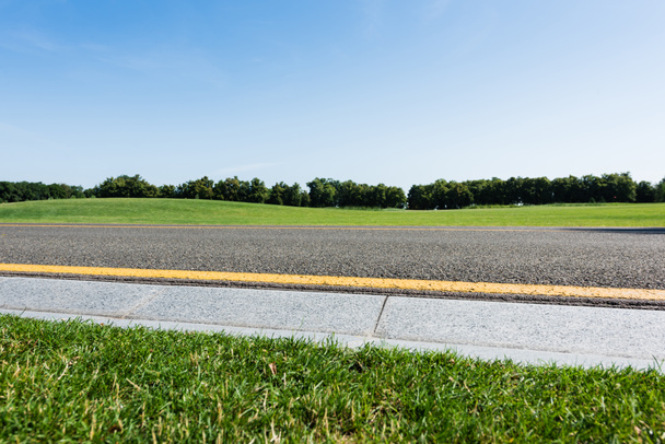 селективный фокус границы вблизи желтой линии и дороги в летнее время
  - Фото, изображение