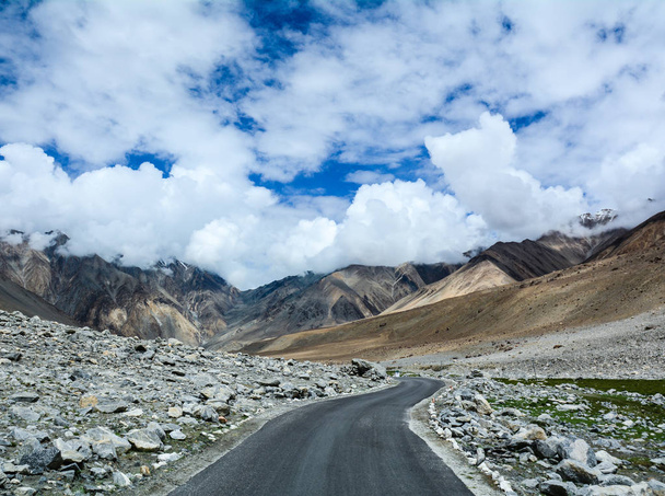 Route de montagne au Ladakh, Inde
  - Photo, image