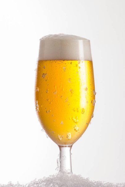Fresh beer in cold glass with classic shape - Fotografie, Obrázek