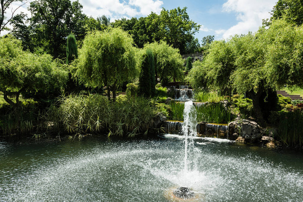respingo de água perto da fonte na lagoa no parque verde
  - Foto, Imagem