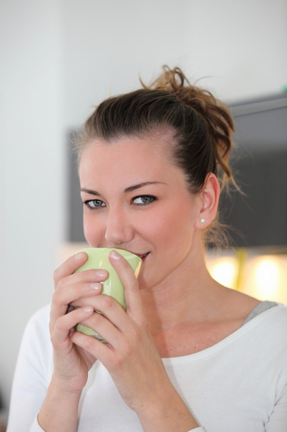 コーヒーを飲む女の肖像 - 写真・画像