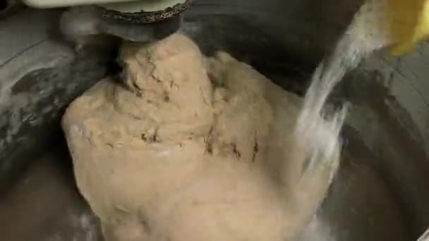 Proces hnětení strojového těsta pro organický nemodifikovaný chléb bez pilerů a konzervačních přísad. - Záběry, video