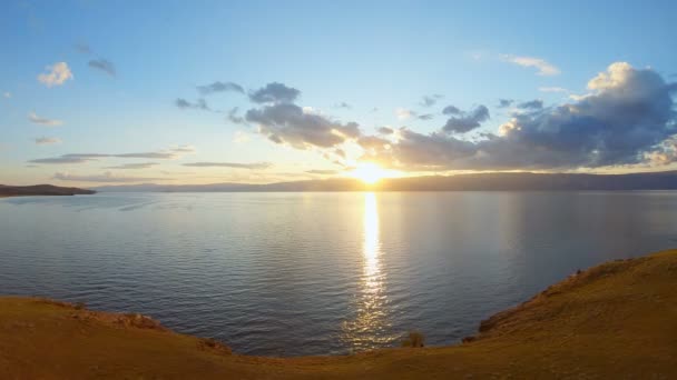 Kaunis auringonlasku meren rannalla. Gimbalin laukaus. Maisema järven rannalta
 - Materiaali, video