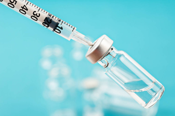 Vaccine vial dose with needle syringe. - Valokuva, kuva