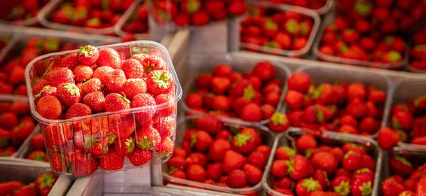 Strawberries in plastic containers at farmers market, background, texture. - Fotoğraf, Görsel