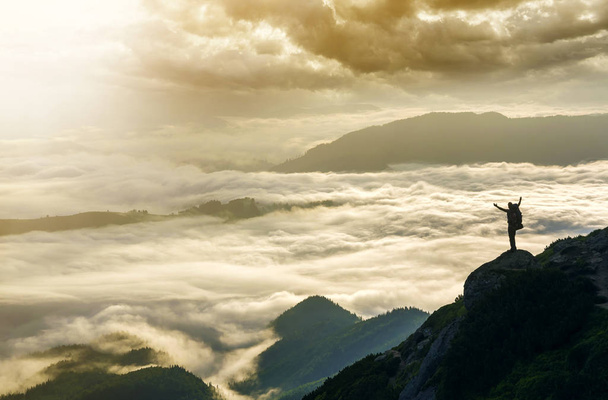Geniş dağ panorama. Turist backpac ile küçük siluet - Fotoğraf, Görsel