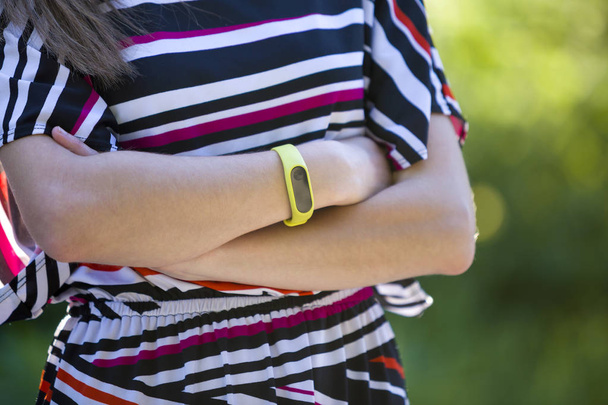 Молоді жіночі руки з фітнес-браслетом на відкритому повітрі розмиті backg
 - Фото, зображення