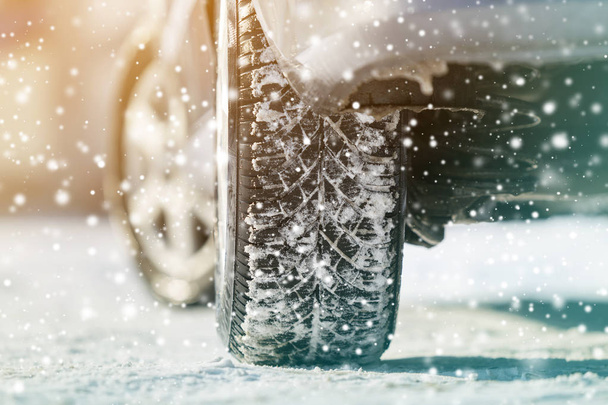 Zbliżenie kół samochodowych opon gumowych w głębokim zimowym śniegu. Transpo - Zdjęcie, obraz