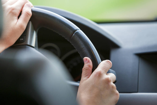 Mujer manos en el volante conduciendo un coche
. - Foto, Imagen