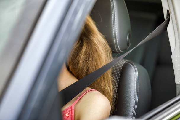 Młoda kobieta wewnątrz pojazdu nosi ochronne pasy bezpieczeństwa. Bezpieczeństwa  - Zdjęcie, obraz