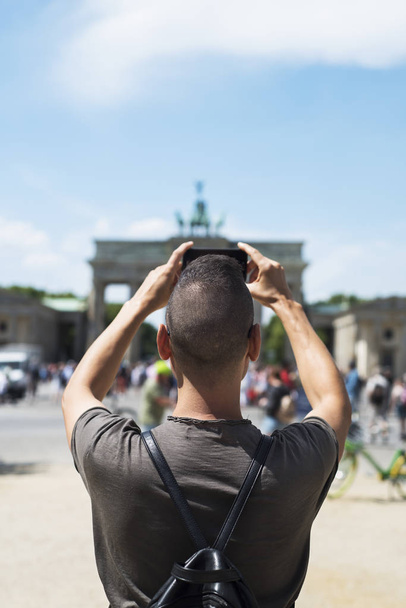 nuori mies ottaa kuvan Brandenburgin Gat
 - Valokuva, kuva