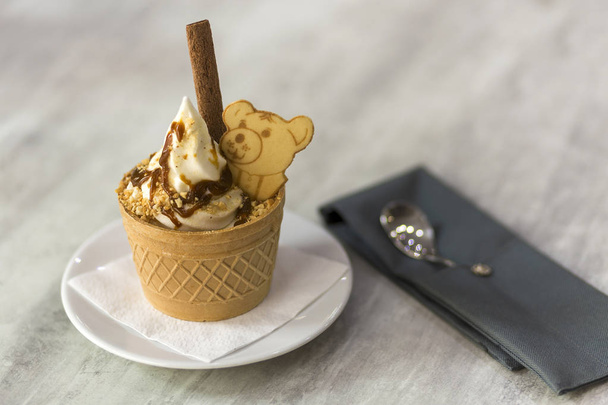 Παγωτό επιδόρπιο σε φλιτζάνι με μπισκότα σοκολάτας και creati - Φωτογραφία, εικόνα