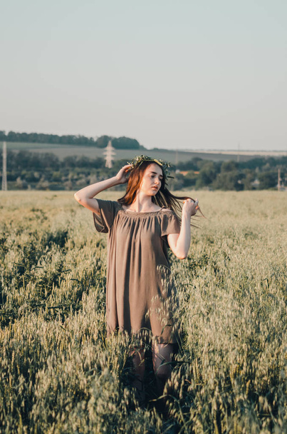 woman in wheat field - Foto, Bild