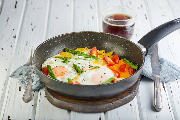 Вкусный завтрак. Жареные яйца в сковороде с кофе
 - Фото, изображение
