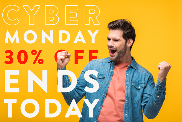 homem bonito feliz mostrando sim gesto isolado no amarelo com cyber segunda-feira ilustração, conceito de compras
 - Foto, Imagem