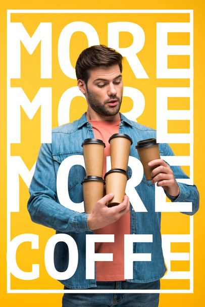hombre guapo sosteniendo tazas de papel con café para ir aislado en amarillo con más ilustración de café
 - Foto, imagen