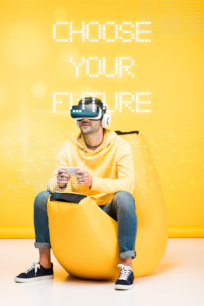 мужчина на стуле из фасоли в гарнитуре виртуальной реальности желтого цвета с иллюстрацией будущего
 - Фото, изображение