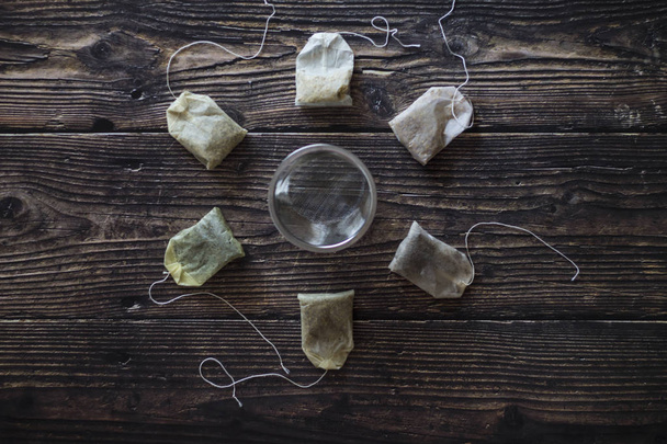 sacos de chá usados na mesa de madeira
 - Foto, Imagem