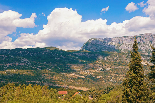 Montanha paisagem de verão. Montenegro, Alpes Dináricos, vista da planície de Bjelopavlici perto do mosteiro de Ostrog
 - Foto, Imagem