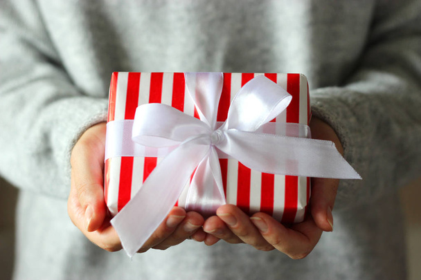Geschenkbox in weiblichen Händen. Urlaub, schenken, schenken. - Foto, Bild