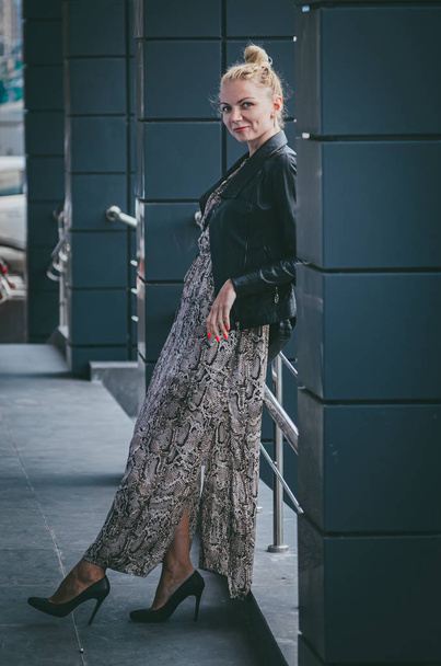 Bella donna alta e magra bionda in un abito lungo alla moda con una r
 - Foto, immagini