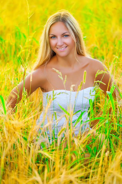 een lachende blonde op goede zomerdag - Foto, afbeelding
