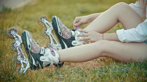 Una adolescente poniéndose sus patines
 - Foto, Imagen