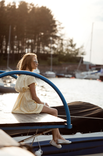 Pretty girl on the sea background - Fotoğraf, Görsel