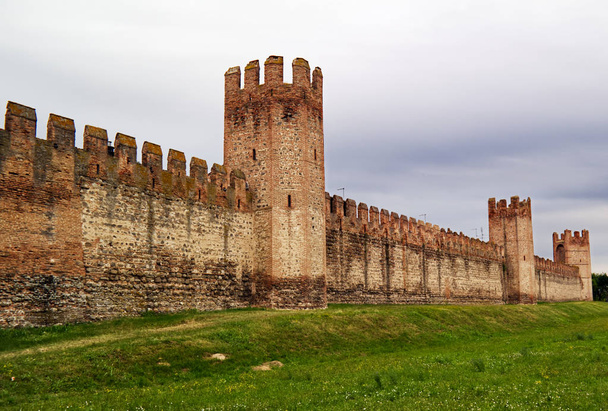 Middeleeuwse verdedigingsmuren van de stad Montagnana, Padua, Italië - Foto, afbeelding