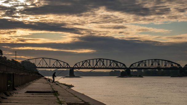Hídon a Visztula folyón Torun. Kujávia-Pomerániai, Lengyelország. - Fotó, kép