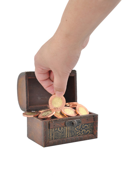 Mano y monedas en un cofre
 - Foto, imagen