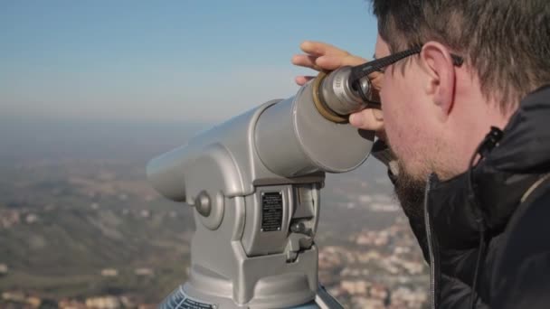 Człowiek jest oglądanie przyrody i zabytków przez teleskop - Materiał filmowy, wideo