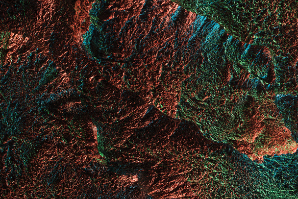abstrakter Hintergrund aus strukturierter zerknüllter Folie mit farbenfroher Beleuchtung - Foto, Bild